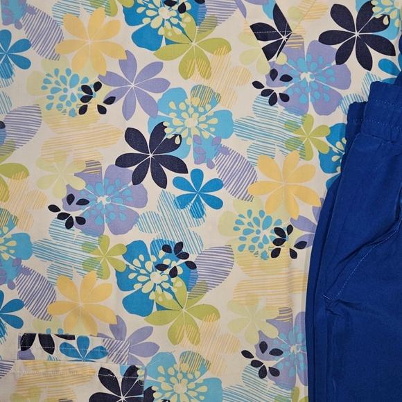 scrub set - Picture 2 of 2